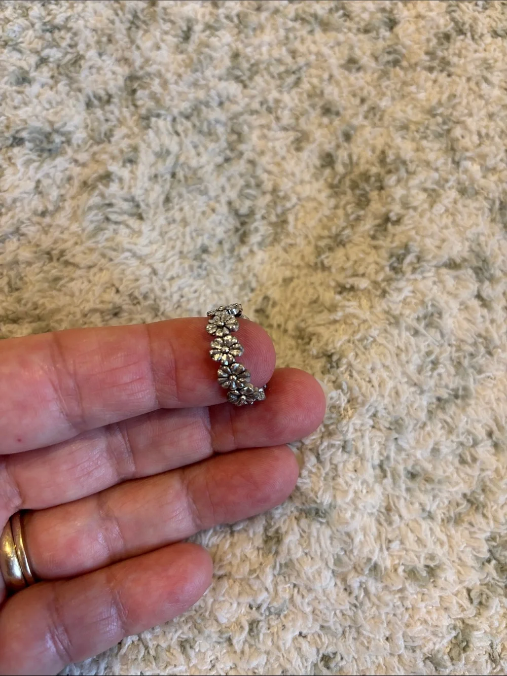 Dainty Silver Toned Daisies Floral Stackable Ring Size 7 NWT